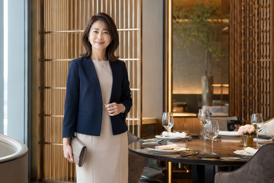 接待やビジネス会食に適した女性のジャケットスタイル