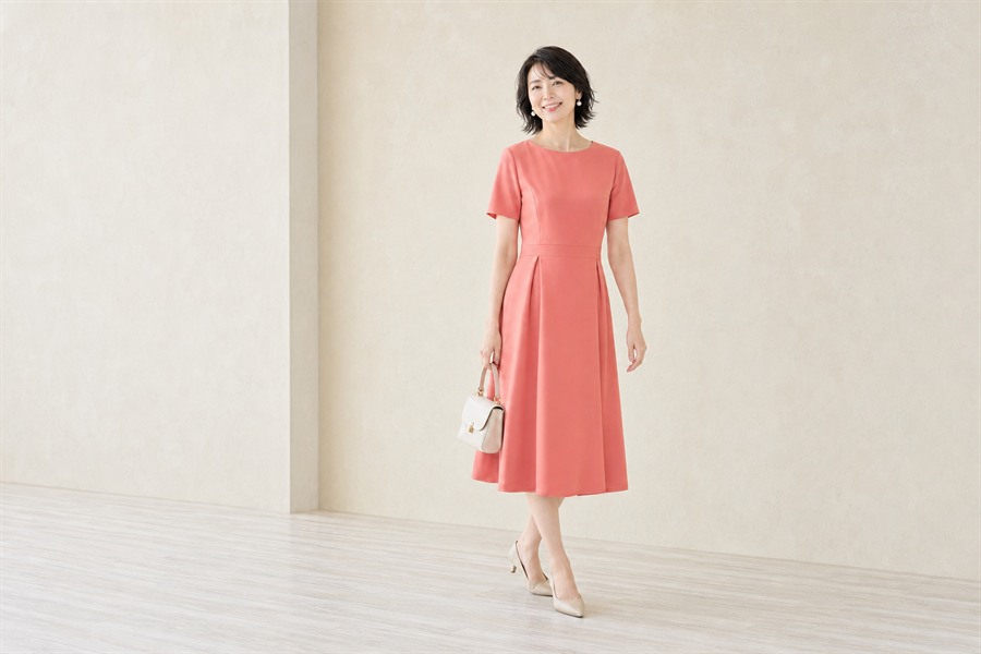 画像名:coordinate-01.jpg 明るい色のワンピースを着た50代女性の同窓会コーデ