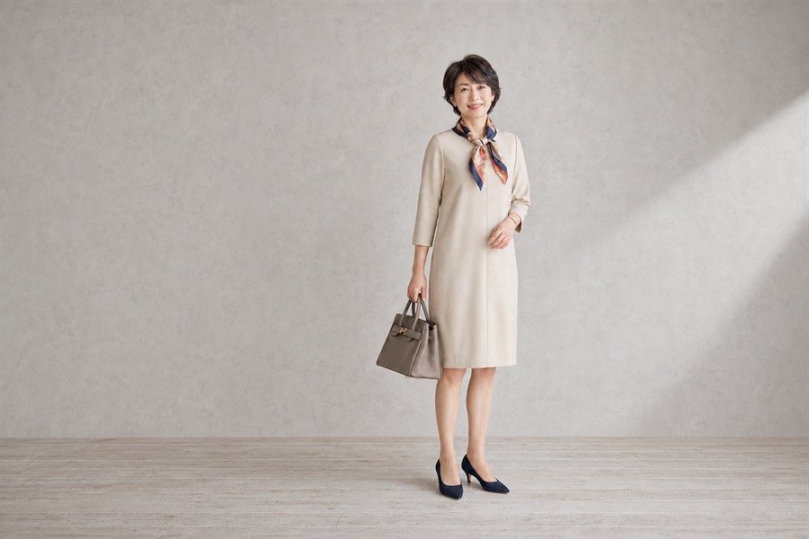 画像名:coordinate-02.jpg 上質なワンピースにスカーフを合わせた同窓会コーデ