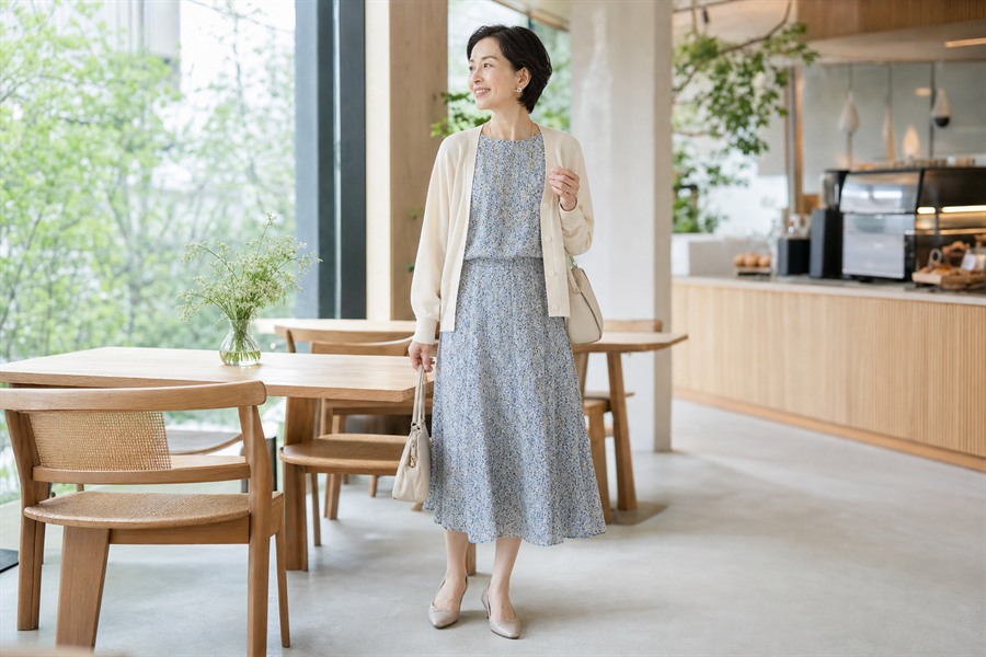 画像名:venue-cafe.jpg レストランやカフェの同窓会コーデ例