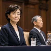 株主総会に登壇する女性役員の服装