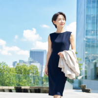 気温30度超えの猛暑日も「きちんと感」を崩さない仕事服