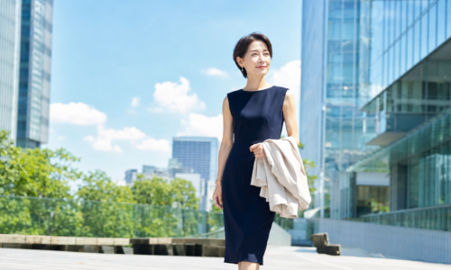 気温30度超えの猛暑日も「きちんと感」を崩さない仕事服