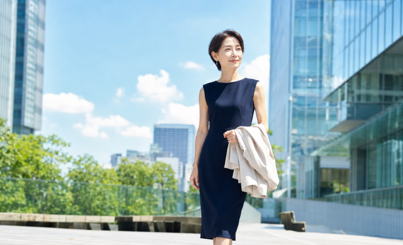 気温30度超えの猛暑日も「きちんと感」を崩さない仕事服