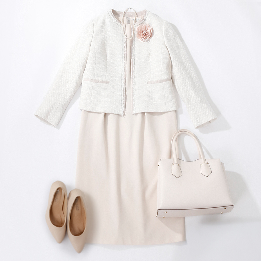 ベージュツイードの華やかスタイル