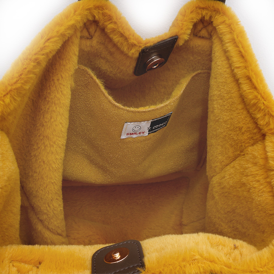 【SALE】B5サイズ対応ＳＭＩＬＥＹムートン風刺繍トートバッグ（Fサイズ / マスタード / COOCO（クーコ））