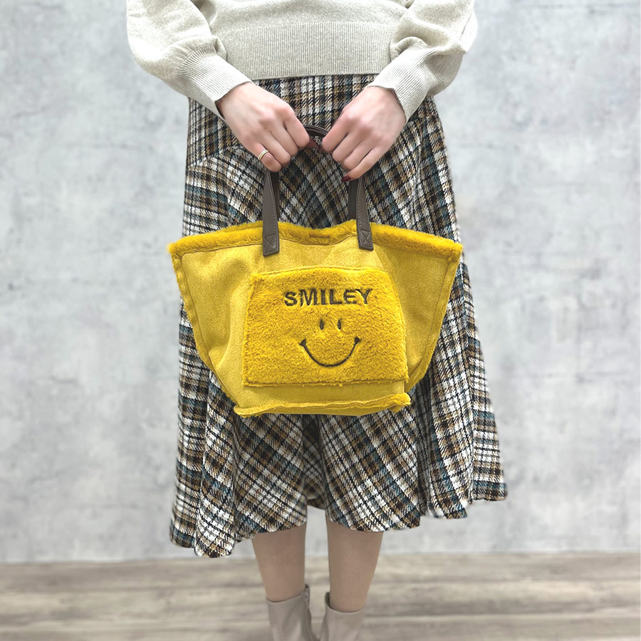 【SALE】B5サイズ対応ＳＭＩＬＥＹムートン風刺繍トートバッグ（Fサイズ / マスタード / COOCO（クーコ））