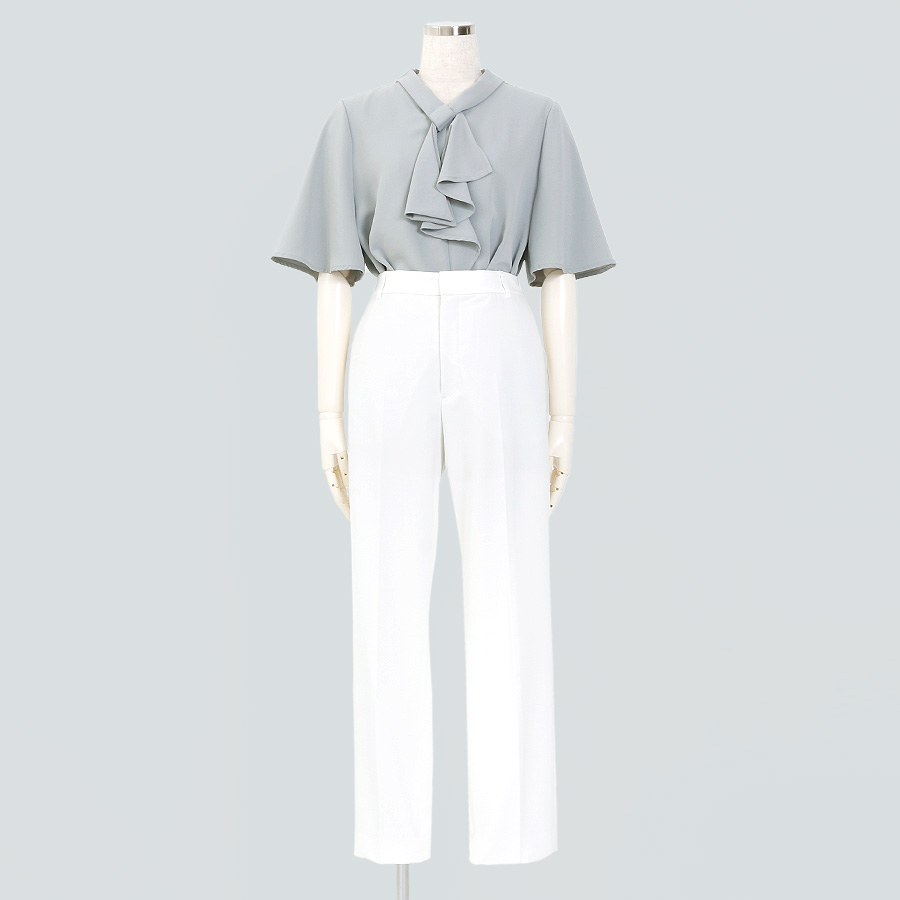 ボウタイブラウス＆テーパードパンツ