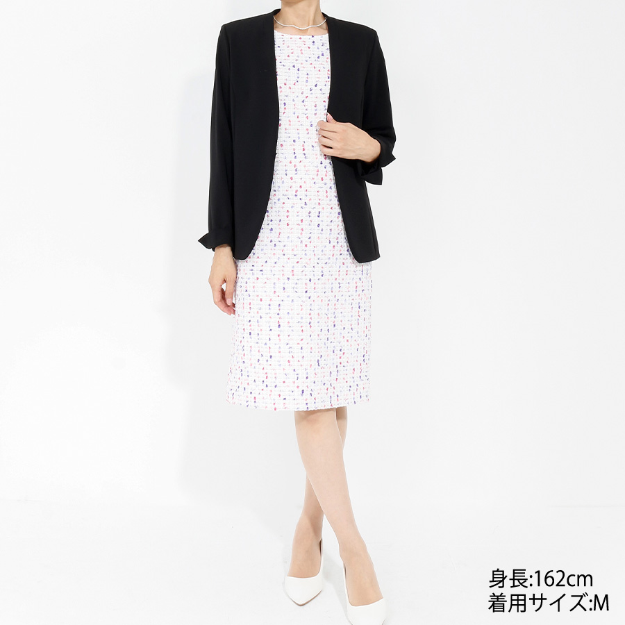 白地ピンクワンピース