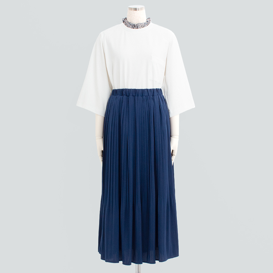 フリル襟6分袖カットソー&アンティークサテンプリーツスカート